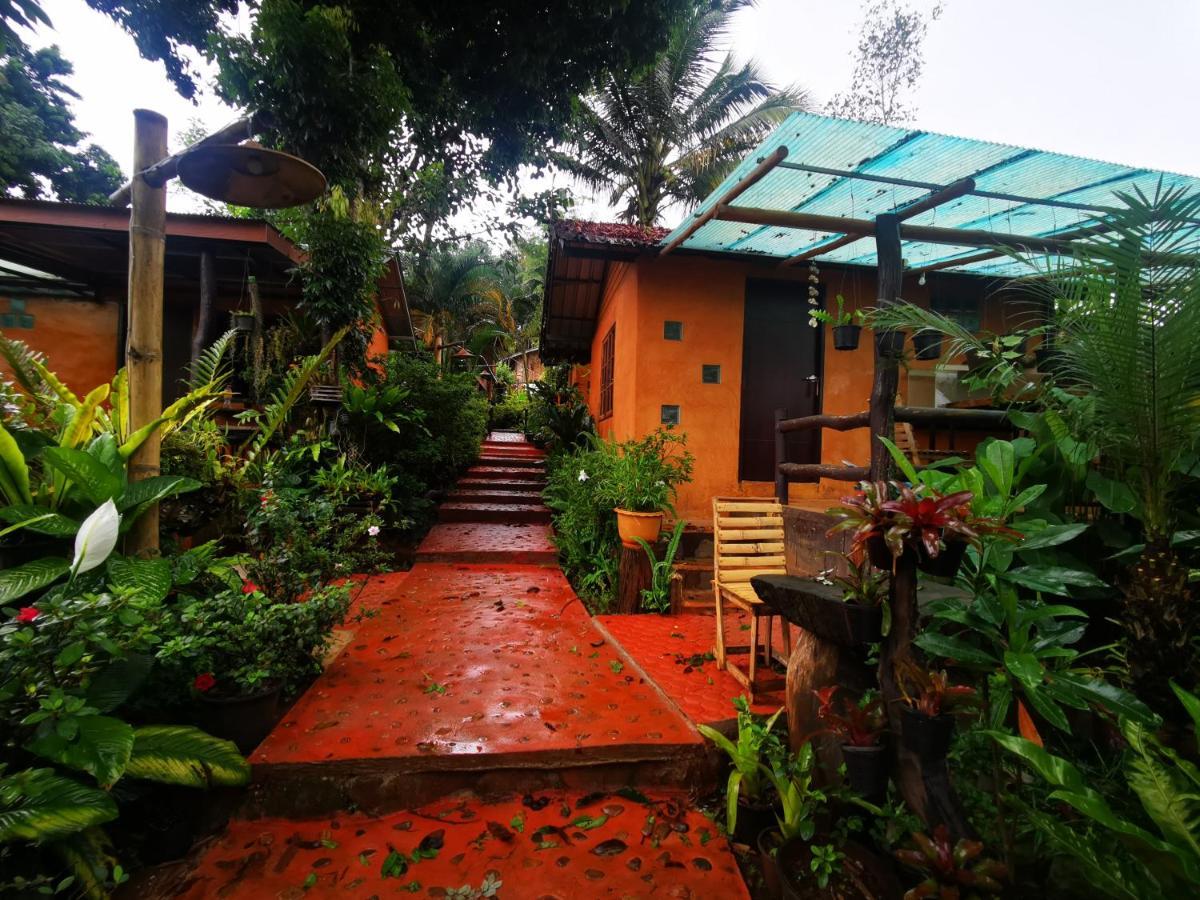 Ban Huai Makhuea Som บ้านดินโฮมสเตย์ ปางอุ๋ง מראה חיצוני תמונה